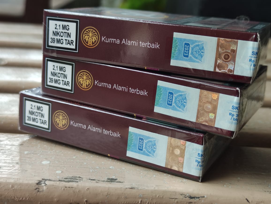 rokok_indonesia's tweet photo. Akhirnya nemu juga, Lur. Djarum 76 Kurma Royal di sebuah toko di Jakal. Harganya 15k.
Rasanya gimana, ya...
Besok deh dicicip sebat duabat.
Salam sebat. https://t.co/SgB6mQi8tn