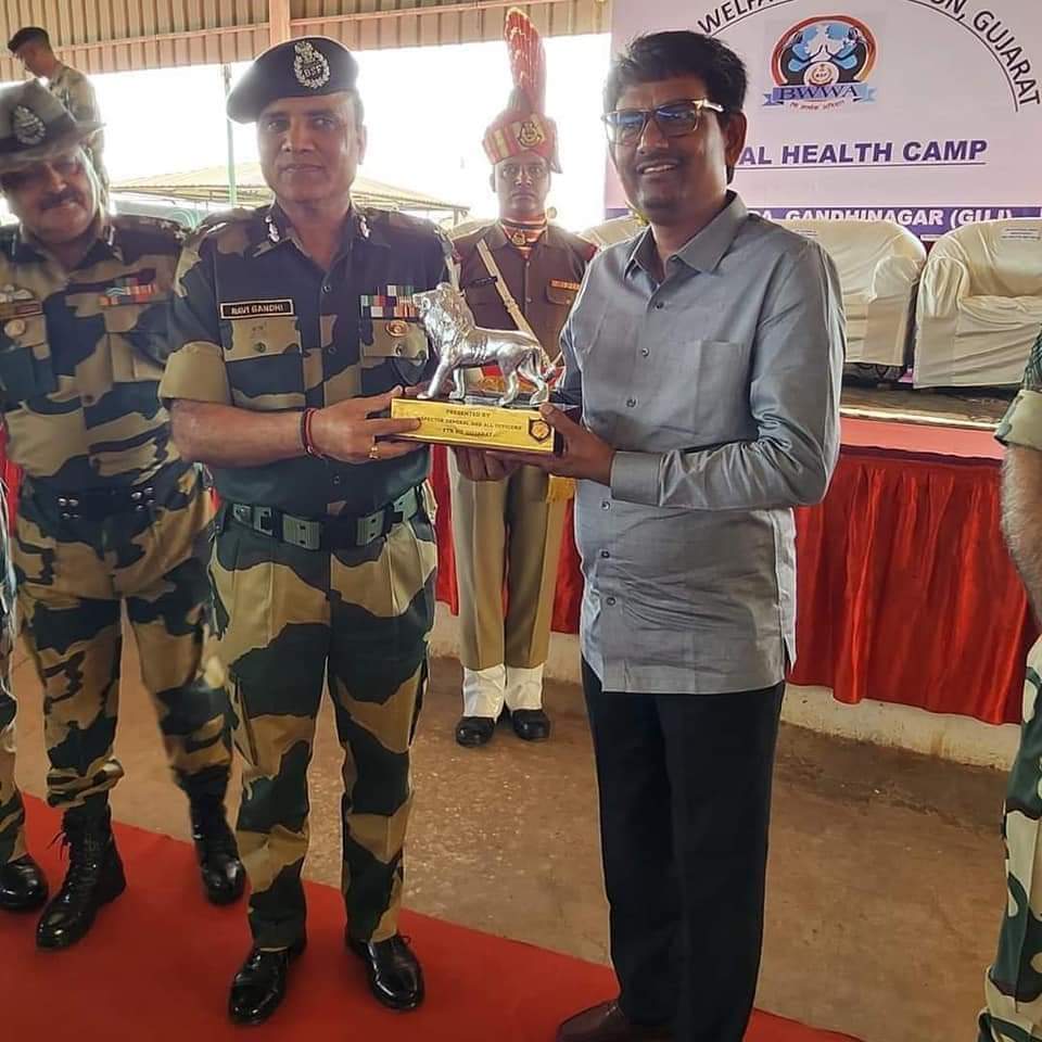 sultan_thakor's tweet image. ગાંધીનગર તાલુકાના પ્રસિધ્ધ ડભોડા ગામે BSF વાઈફ વેલ્ફેર એસોસિએશન દ્વારા આયોજિત  નિઃશુલ્ક મેડિકલ નિદાન કેમ્પમાં ગાંધીનગર દક્ષિણ ધારાસભ્ય શ્રી #AlpeshThakor  એ હાજર રહી Bsf નાં જવાનો સાથે મુલાકાત કરી..

#Gandhinagar  #AlpeshThakor