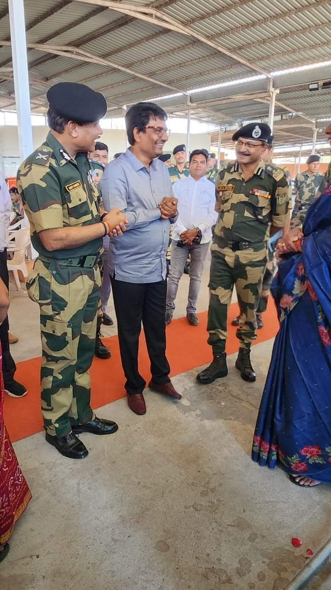 sultan_thakor's tweet image. ગાંધીનગર તાલુકાના પ્રસિધ્ધ ડભોડા ગામે BSF વાઈફ વેલ્ફેર એસોસિએશન દ્વારા આયોજિત  નિઃશુલ્ક મેડિકલ નિદાન કેમ્પમાં ગાંધીનગર દક્ષિણ ધારાસભ્ય શ્રી #AlpeshThakor  એ હાજર રહી Bsf નાં જવાનો સાથે મુલાકાત કરી..

#Gandhinagar  #AlpeshThakor