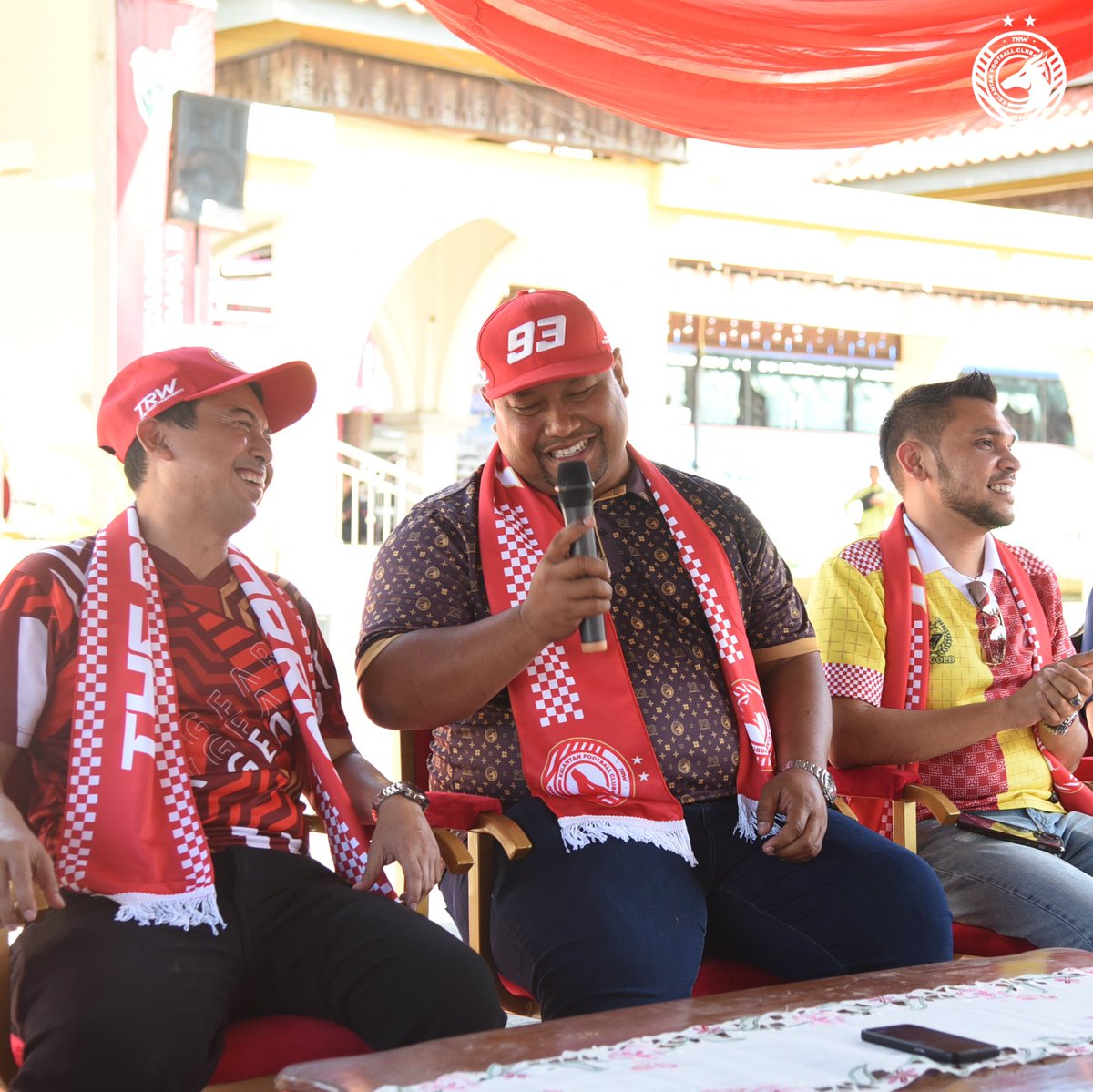 📸 | Galeri foto yang sempat diambil ketika berlangsungnya pertemuan antara pemilik kelab TRW Kelantan FC, En Norizam Tukiman bersama penyokong sejurus tamat majlis pelancaran jersi semalam.

Terima kasih kepada para penyokong yang hadir dalam sessi tersebut.

#gomokelategomo