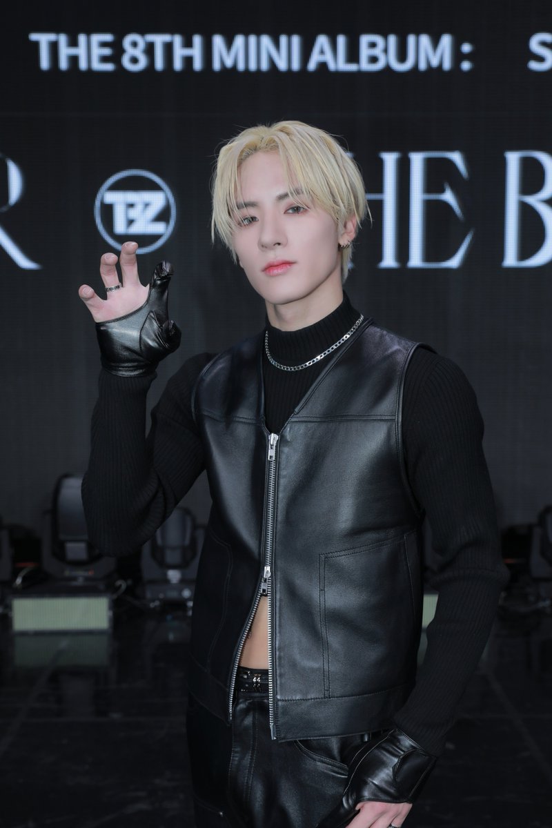 Showcase] Eric doing @IST_THEBOYZ' signature pose for the new