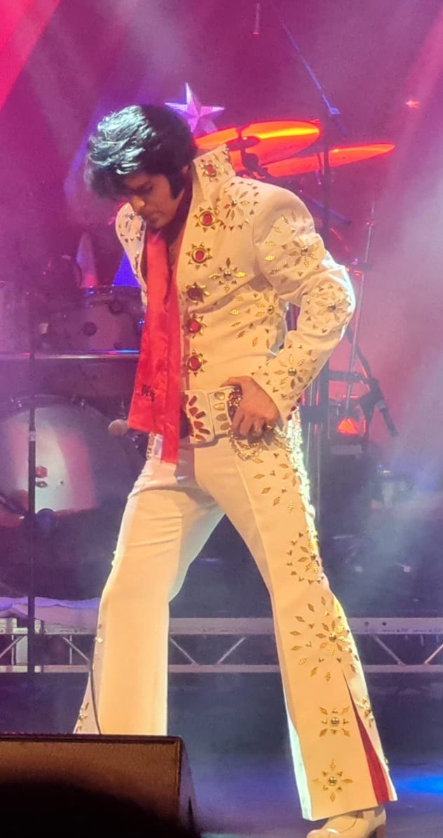 McneeSharon's tweet photo. Seen Dean Z The Ultimate Elvis at Glasgow last night with @McNeeJordane , amazing night .
#ultimateElvis.
#DeanZ
#ElvisPresley
#TheKing https://t.co/kBdfUof2Va