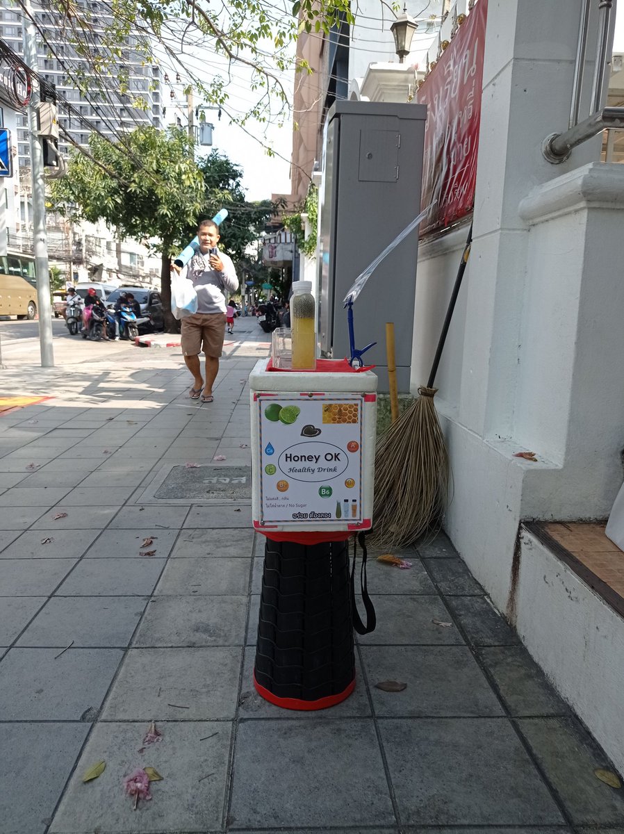 HoneyOK888's tweet photo. 🌻 Hello ! บ่าย วันจันทร์ 20 ก.พ. 66 . . เพิ่มรอบพิเศษ
เริ่ม 15:10 - 17:00
🎯 On Street บ่ายนี้ พบกันที่
หน้าโรงเรียน ศรีอยุธยา ถนนรางน้ำ
#HoneyLemon/น้ำผึ้ง ผสมมะนาว
#LEMONADE/น้ำมะนาว🍋
#BasilSeed Drink Honey Lemon/แมงลัก น้ำผึ้ง มะนาว
#MangLakZaa/แมงลัก ซ่าส์ https://t.co/oKLwcO9RLx