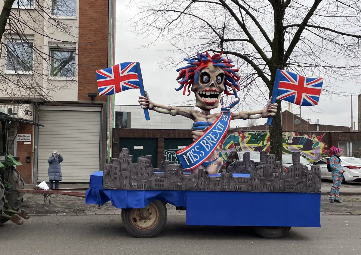 Auch der #Brexit wird im #Rosenmontagszug #Duesseldorf thematisiert #helau #karneval2023