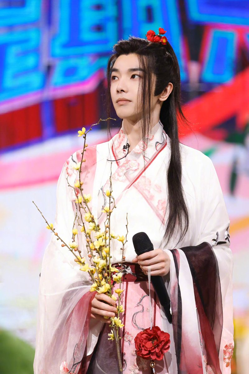 hcygfc's tweet photo. 华晨宇微博: 踏雪寻梅，本梅花花神也出发赴宴了🌸 Looks good in ancient costume. #你好星期六全员晒手写花语  #Chenyuhua #singer #composer #songwriter #live #concert #huachenyu #華晨宇 #华晨宇 #华晨宇2023火星演唱 https://t.co/N4gpThnhEl