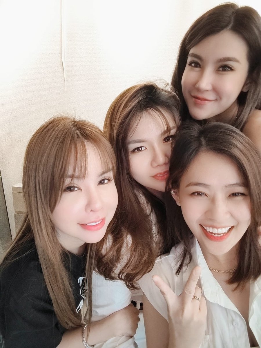 ElisKoh0214's tweet photo. 不能与你感同身受，但能做你最佳听众。
我们的友谊是时间也冲不散的存在

I can't empathize with you, but I can be your best listener.
Our friendship is an existence that cannot be washed away by time

#sister #gatherings #photooftheday #selfie #hair #makeup #life #smile #beautiful https://t.co/5wlynGDtcd