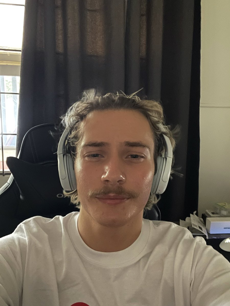 fIaredjeans's tweet photo. worlds largest forehead https://t.co/KuUJJNp656