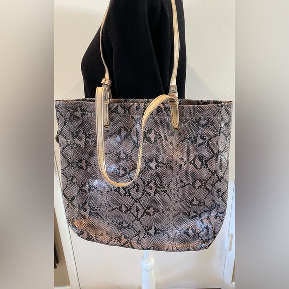 partywithmaria's tweet photo. So good I had to share! Check out all the items I'm loving on @Poshmarkapp #poshmark #fashion #style #shopmycloset #merona: https://t.co/hMCONUavD2 https://t.co/bcoveyizJA