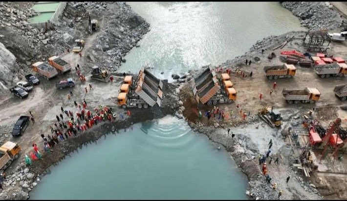 سگريٽن جي اگهن تي احتجاج ڪندڙن کي هي دريا جو رخ موڙڻ نظر نٿو اچي ڇا..؟
#SaveIndusRiver cp