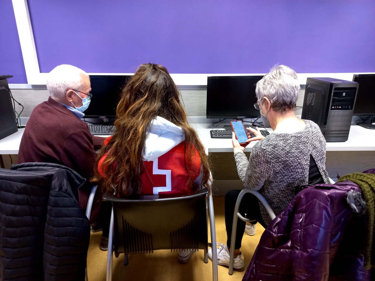 CruzRojaCuenca's tweet image. 🗞️ @Vocesdecuenca 
Este año, en el marco del programa de #EnvejecimientoActivo puesto en marcha por el @aytocuenca ,  @CruzRojaEsp formará en el uso de App de uso cotidiano a mayores de 60 años de #Cuenca para combatir la brecha digital que enfrentan.
⬇️
bit.ly/3lR8QUe