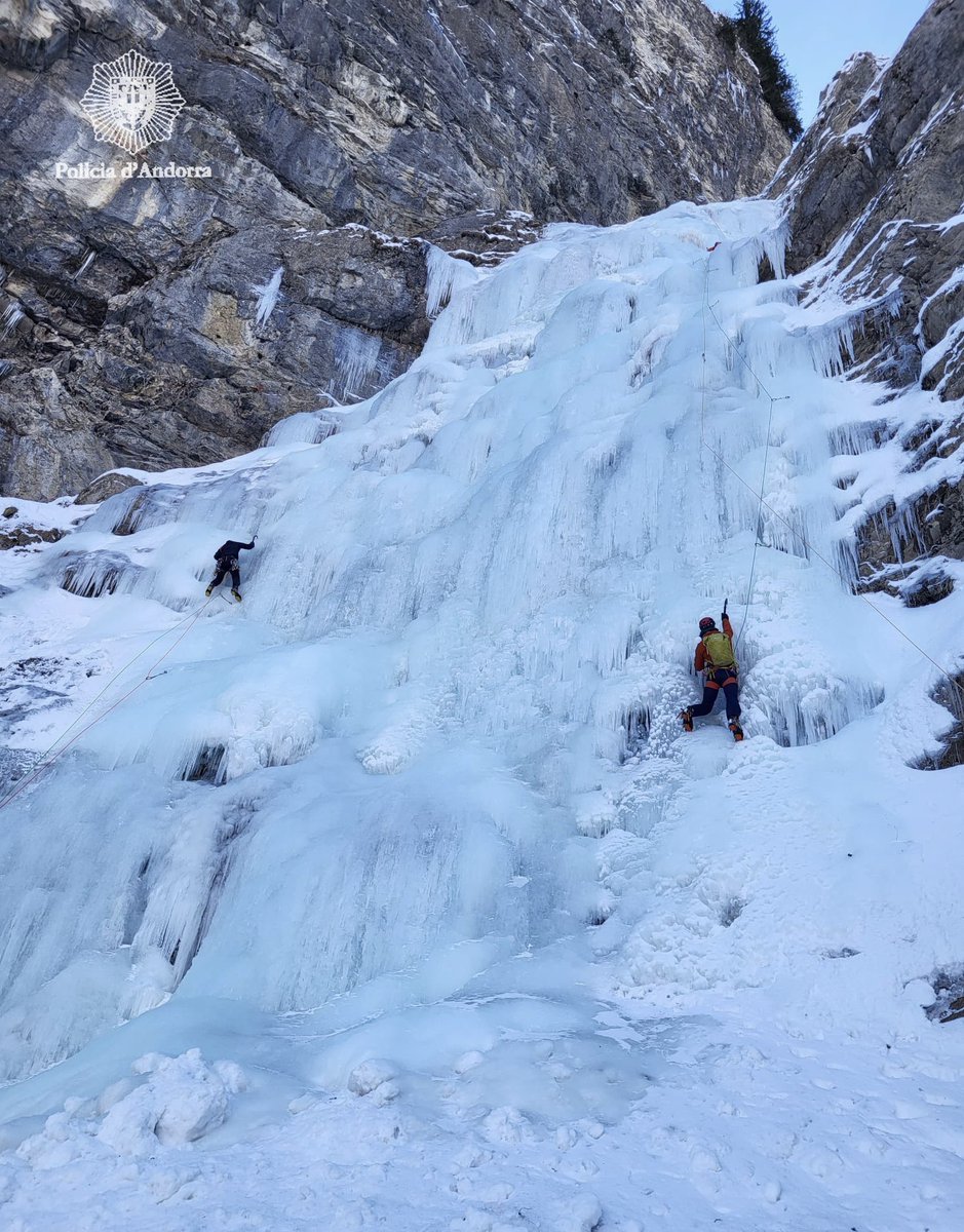 andorra_policia's tweet image. Un dels nostres agents acaba de superar la #formació de tècnic qualificat en #altamuntanya impartida als #Alps durant 10 setmanes, 5 a l'estiu i 5 a l'hivern, per la @Gendarmerie.

Una formació que requereix un gran esforç i exigència. 

#PoliciaAndorra #collaboració