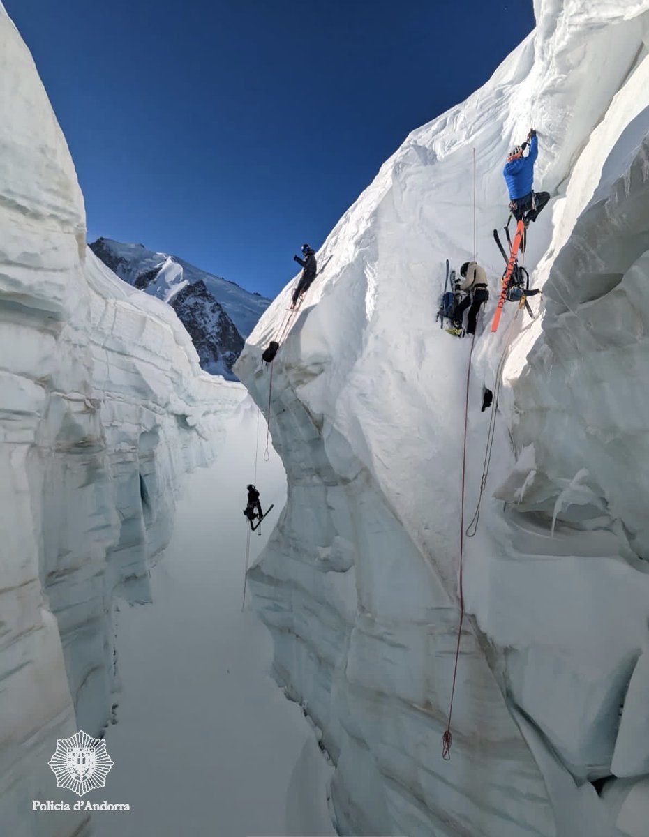 andorra_policia's tweet image. Un dels nostres agents acaba de superar la #formació de tècnic qualificat en #altamuntanya impartida als #Alps durant 10 setmanes, 5 a l'estiu i 5 a l'hivern, per la @Gendarmerie.

Una formació que requereix un gran esforç i exigència. 

#PoliciaAndorra #collaboració