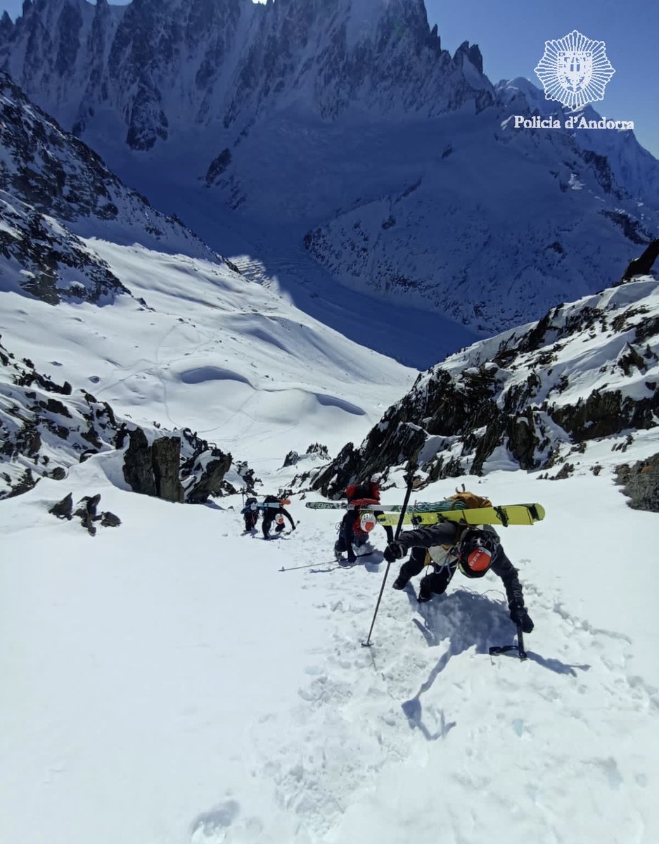 andorra_policia's tweet image. Un dels nostres agents acaba de superar la #formació de tècnic qualificat en #altamuntanya impartida als #Alps durant 10 setmanes, 5 a l'estiu i 5 a l'hivern, per la @Gendarmerie.

Una formació que requereix un gran esforç i exigència. 

#PoliciaAndorra #collaboració
