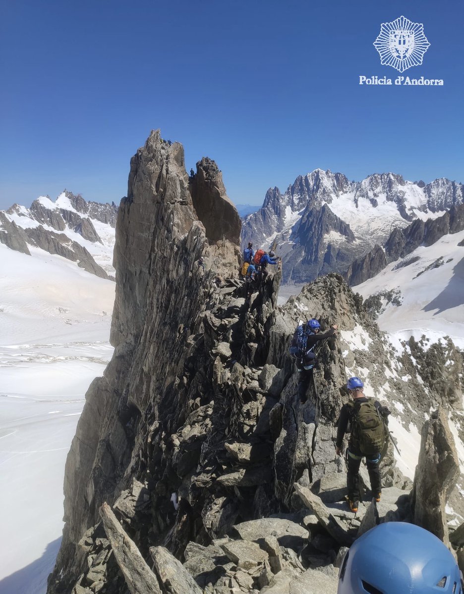 andorra_policia's tweet image. Un dels nostres agents acaba de superar la #formació de tècnic qualificat en #altamuntanya impartida als #Alps durant 10 setmanes, 5 a l'estiu i 5 a l'hivern, per la @Gendarmerie.

Una formació que requereix un gran esforç i exigència. 

#PoliciaAndorra #collaboració