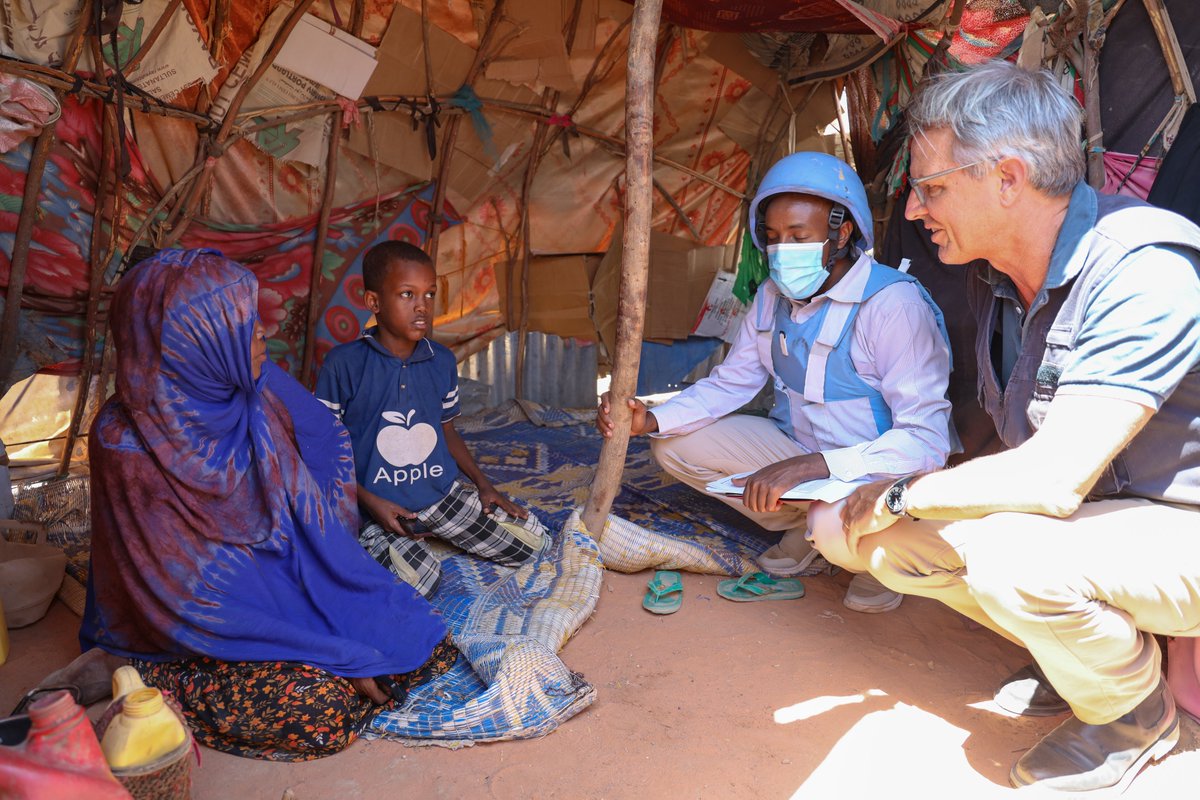 micdunford's tweet image. In Beletweyne, #Somalia, I met Xalimo. She had to leave her home because of drought &amp;amp; conflict. She told me it's unlikely she'll be able to return there soon and needs to make a new life for herself here.

Meanwhile she receives cash from @WFP which helps keep her family alive.