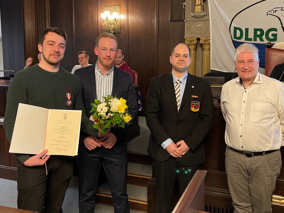 Steven Taksar wurde auf der Hauptversammlung der <a href="/DLRGRdf/">DLRG Reinickendorf</a> mit dem Feuerwehr- und Katastrophenschutz-Ehrenzeichen des Landes #Berlin für herausragenden Einsatz und seine verdienstvollen Tätigkeit um die Feuerwehr, den Rettungsdienst und den Katastrophenschutz ausgezeichnet. 1/5