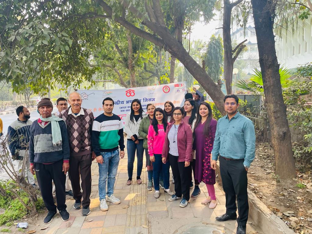 cwc_warehouse's tweet photo. Drive for creating awareness on cleanliness at Central Warehousing Corporation, Corporate Office. #CWC @PiyushGoyalOffc @fooddeptgoi @DARPG_GoI https://t.co/RNCOSpjQ8V
