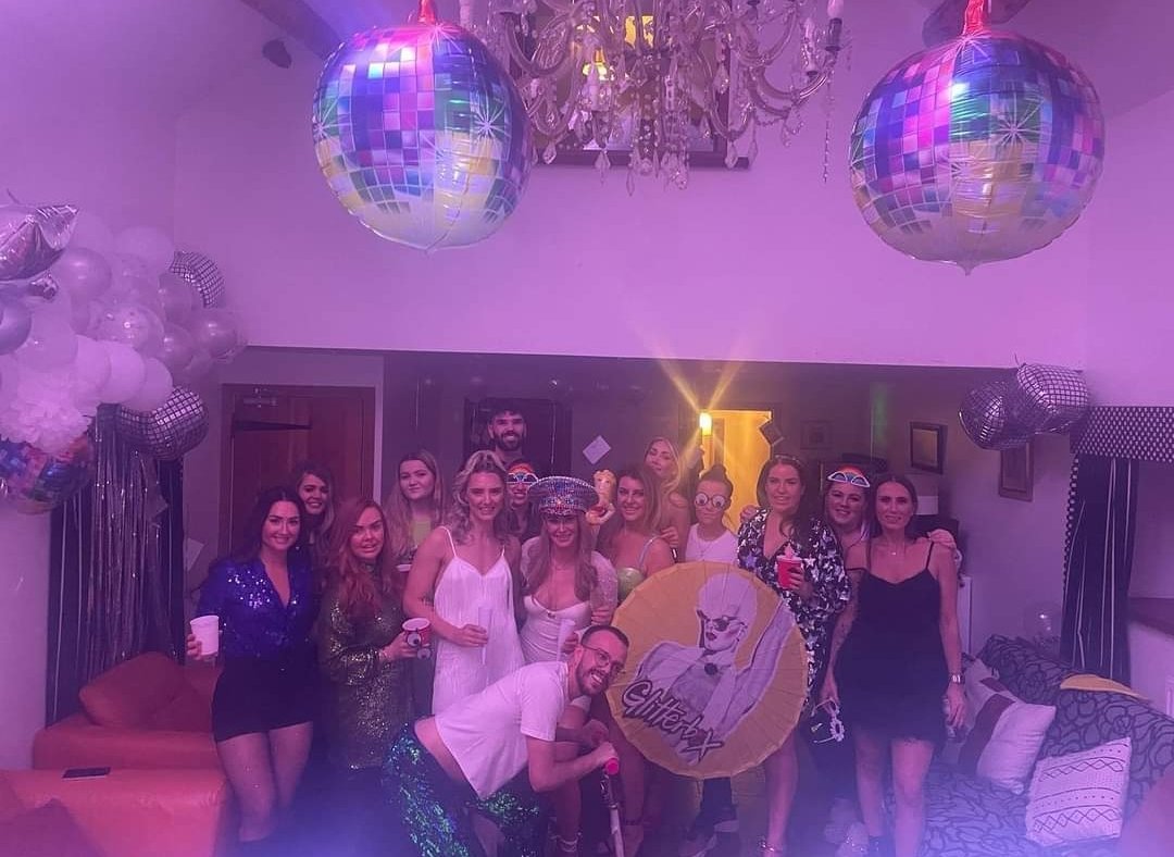 Aimeeellen1's tweet image. A weekend fill with dancing, drinking and non stop laughing.

Our hen weekend was one to remember!

Roll on May 💒🎉

#glitterboxparty #henweekend #happyhen