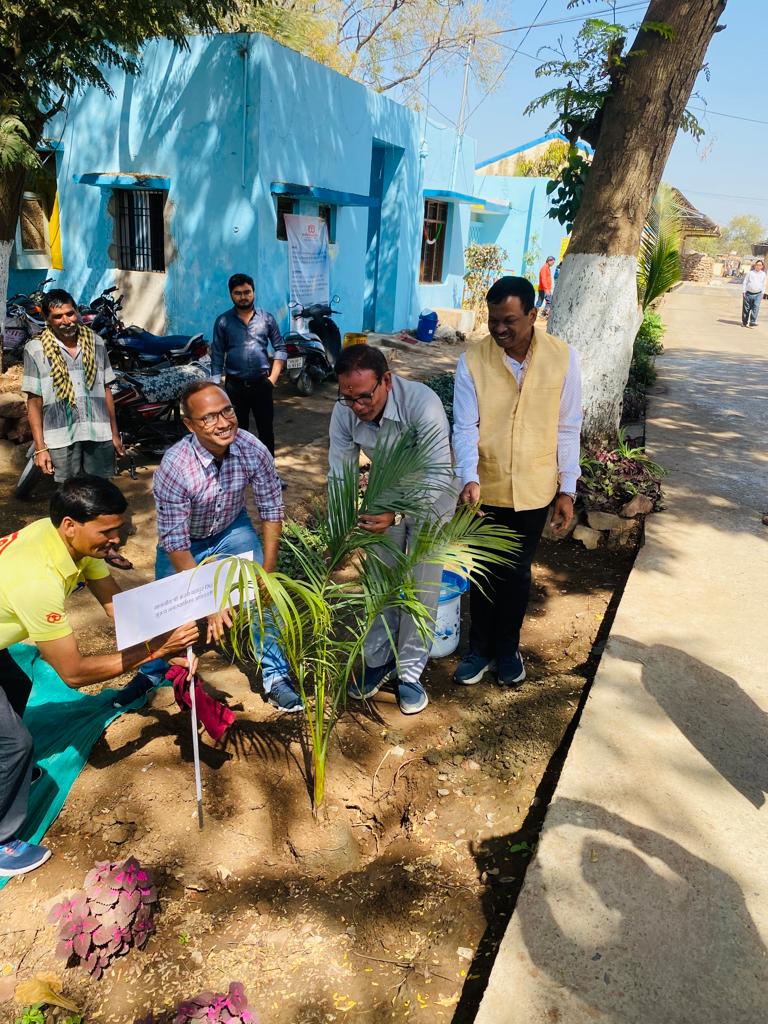 cwc_warehouse's tweet photo. Inauguration of #Swachhta Pakhwada - placing banners at various sites to create awareness - CW - Bhatapara, Bhopal #CWC @Secretary_DFPD 
@PiyushGoyalOffc @fooddeptgoi @DARPG_GoI @CRobhopal https://t.co/TM9nTpFqyA