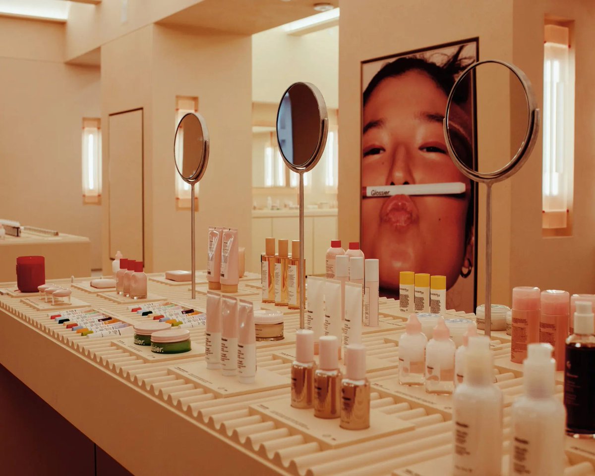 Zoom sur le nouveau concept Glossier ouvert à Soho NY: développement d'un service similaire au Genius Bar d'Apple pour apprendre aux jeunes à utiliser les produits de maquillage. Les Z sont friands du conseil one-to-one
buff.ly/3jVb9Fz Merci <a href="/retailoscope/">Retailoscope</a> pour ce partage