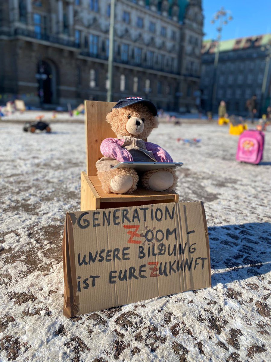 MellMa4's tweet photo. @jenny_jasberg @buergerschaftHH @lenazagst @GRUENE_Hamburg Aus dem Versprechen des @Senat_Hamburg “Kitas und Schulen zuerst” wieder zu öffnen, wurde im 2. Lockdown die Priorisierung v Baumärkten, Friseuren, Hundeschulen u Tattoostudios. Mittlere Klassen bis 05/21 in Distanz!
Fotos v. Demos (m. Abstand + Maske 😉) v.d. Rathaus 02 u 03/21 https://t.co/K01XWspyCc