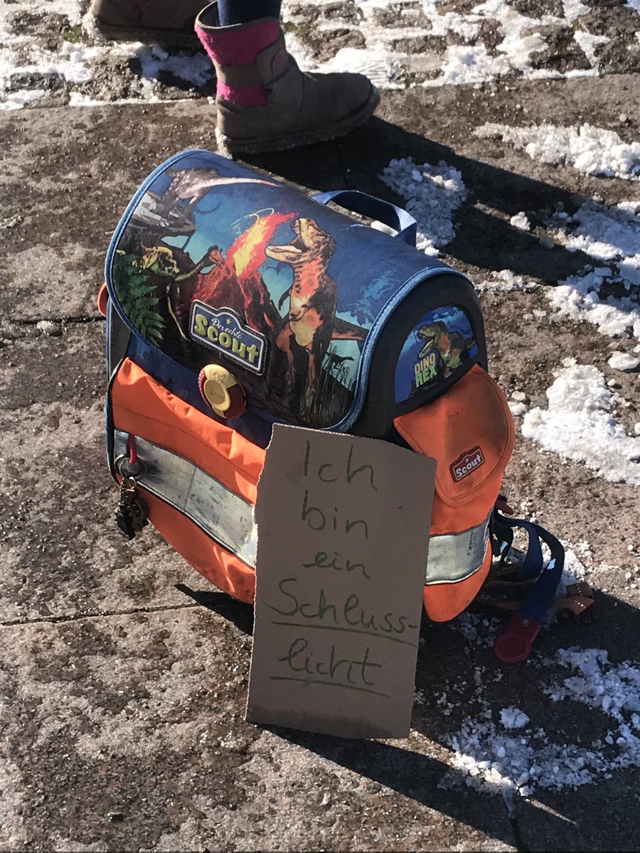 MellMa4's tweet photo. @jenny_jasberg @buergerschaftHH @lenazagst @GRUENE_Hamburg Aus dem Versprechen des @Senat_Hamburg “Kitas und Schulen zuerst” wieder zu öffnen, wurde im 2. Lockdown die Priorisierung v Baumärkten, Friseuren, Hundeschulen u Tattoostudios. Mittlere Klassen bis 05/21 in Distanz!
Fotos v. Demos (m. Abstand + Maske 😉) v.d. Rathaus 02 u 03/21 https://t.co/K01XWspyCc