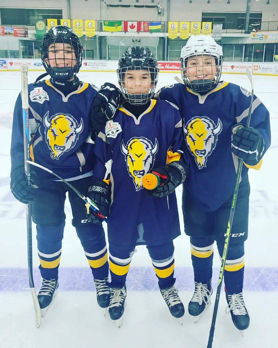 Blazerhawk17's tweet image. BUFFS win game 2 in Melville to close out the best 3 series and move on to the next round of playoffs vs Swift Current! #HeraufStrong #BuffsNation #JoinTheHerd 👊