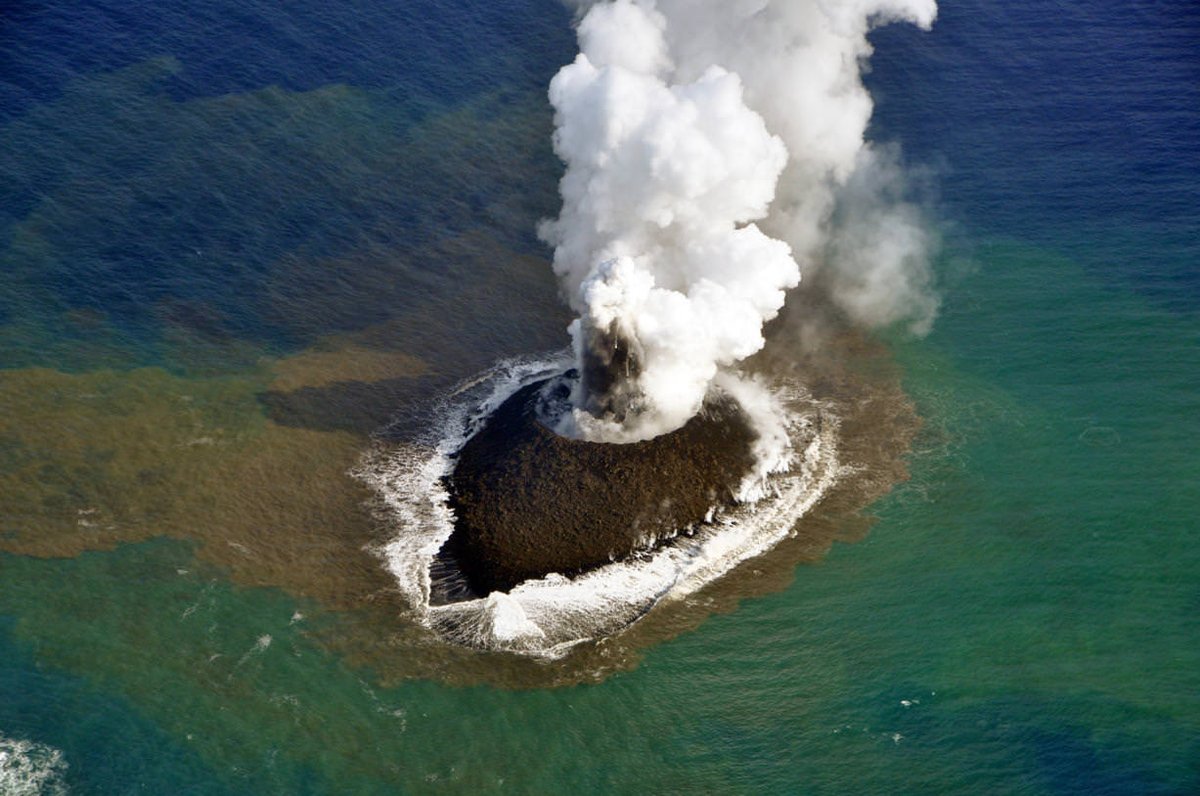 Rainmaker1973's tweet photo. Japan utilized advanced technology to conduct a survey of their islands, which resulted in the discovery of 7,000 new islands. In 2022 they counted a total of 14,125 islands, a significant increase from the previous count of 6,852 in 1987

[read more: https://t.co/BYswUiJexf] https://t.co/G8BFBMkTeb
