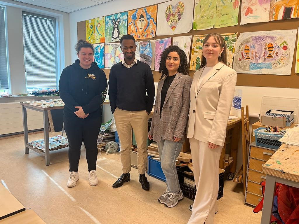 🌟 Hoog bezoek bij Gelijk=Gelijk? deze week: Tweede Kamerlid <a href="/HabtamudeHoop/">Habtamu de Hoop</a> (<a href="/PvdA/">Partij van de Arbeid</a>) kwam langs bij onze les over vooroordelen, discriminatie en diversiteit. 
De Hoop: ‘Je kunt niet vroeg genoeg beginnen met het voeren van dit soort gesprekken.’

 #onderwijs #impact #diversiteit