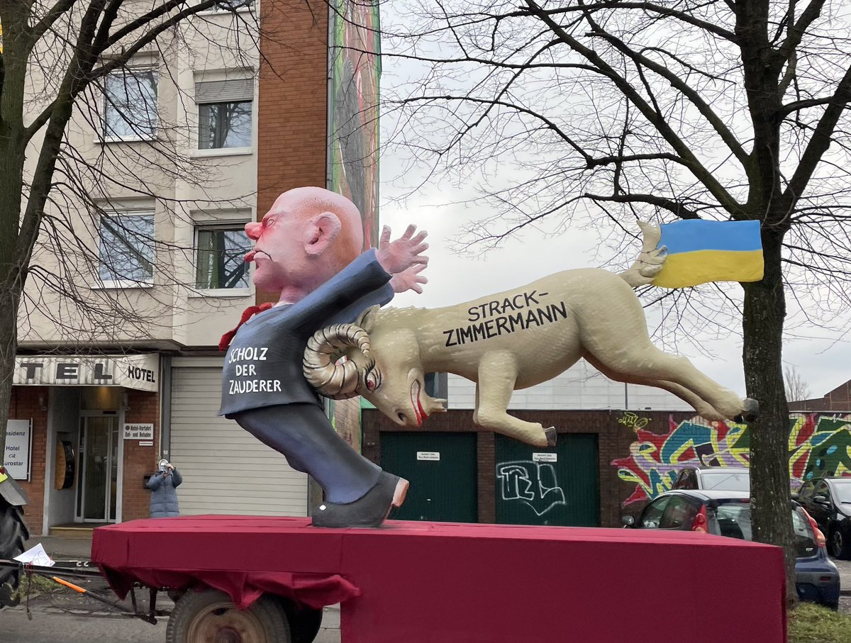 Dieser Wagen dürfte <a href="/MAStrackZi/">Marie-Agnes Strack-Zimmermann</a> gefallen #karneval2023
#rosenmontag
#helau
#Düsseldorf