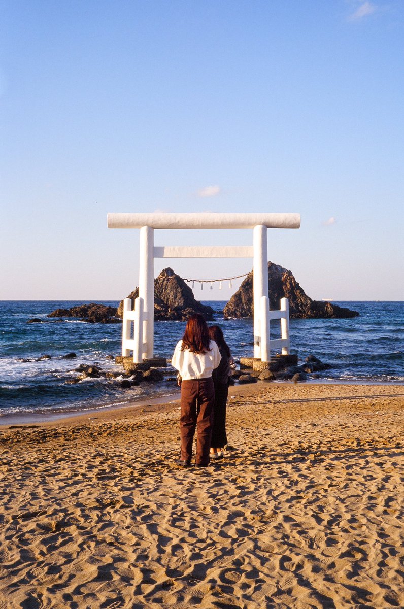Un de lieu bien connu proche de Fukuoka, Sakurai Futamigaura ⛩️
~
📷 #CanonQL17gIII
🎞️ #EktachromeE100