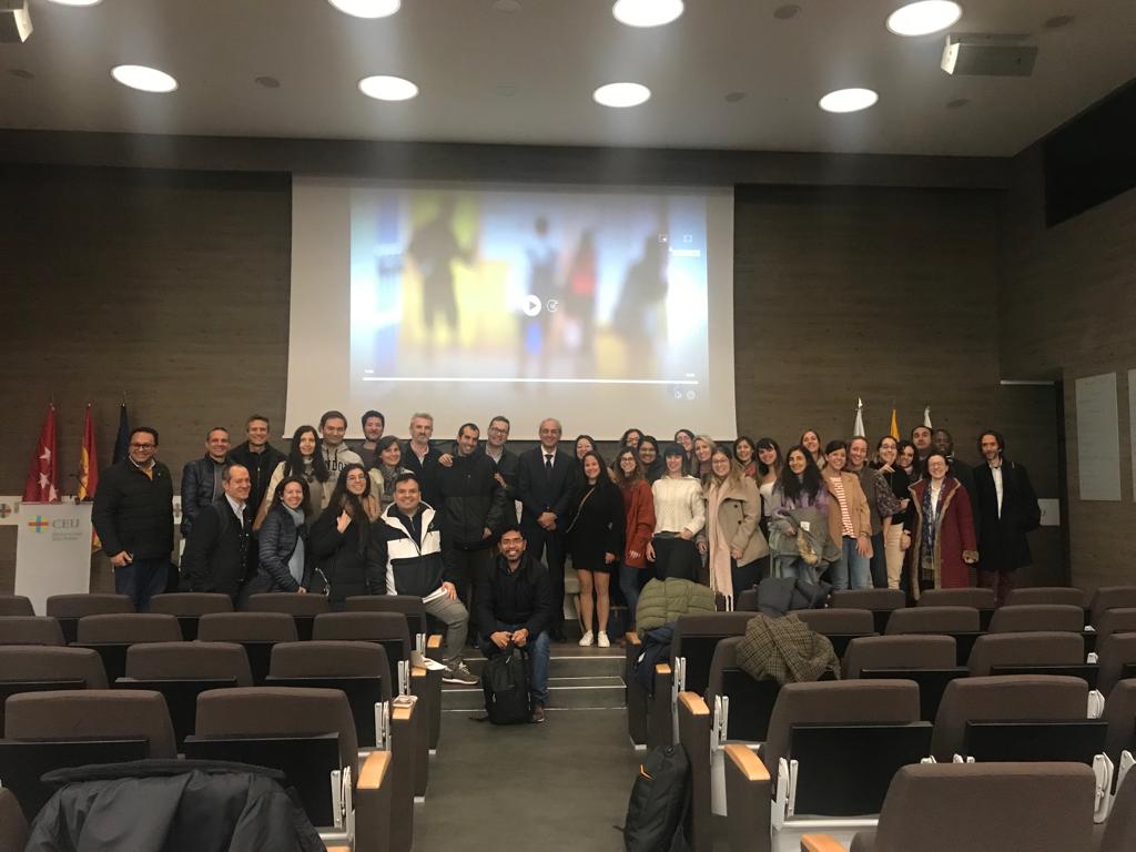 Canfila's tweet photo. 👩🎓Es impresionante comprobar como los alumnos de 16 años investigan y exponen sus estudios sobre el cáncer, la materia gris o bien sobre un nanosatélite.
Fue un encuentro muy importante y emotivo para los alumnos del Máster ..
#BlogMasterSecundaria https://t.co/Xts2Y5gc0U @USPCEU https://t.co/2Bf42tXvH2