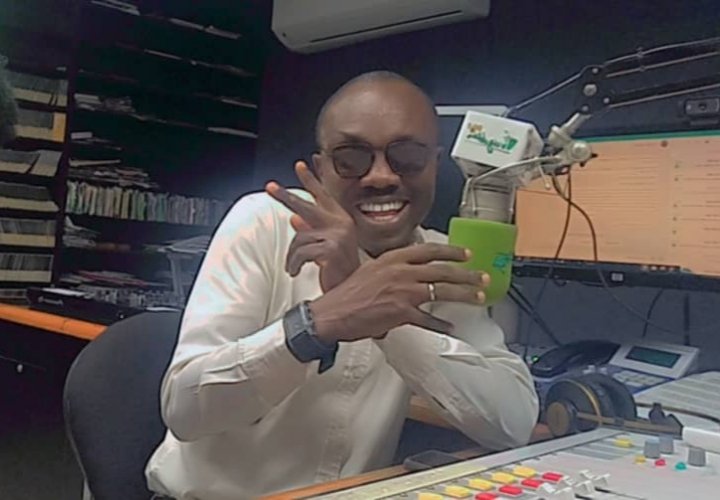 jahrockson's tweet image. A sip of victory celebration 🥂

#Pidgincommentary 
#WAZOBIAFMPH 
#EPL2023 
#chookmouth