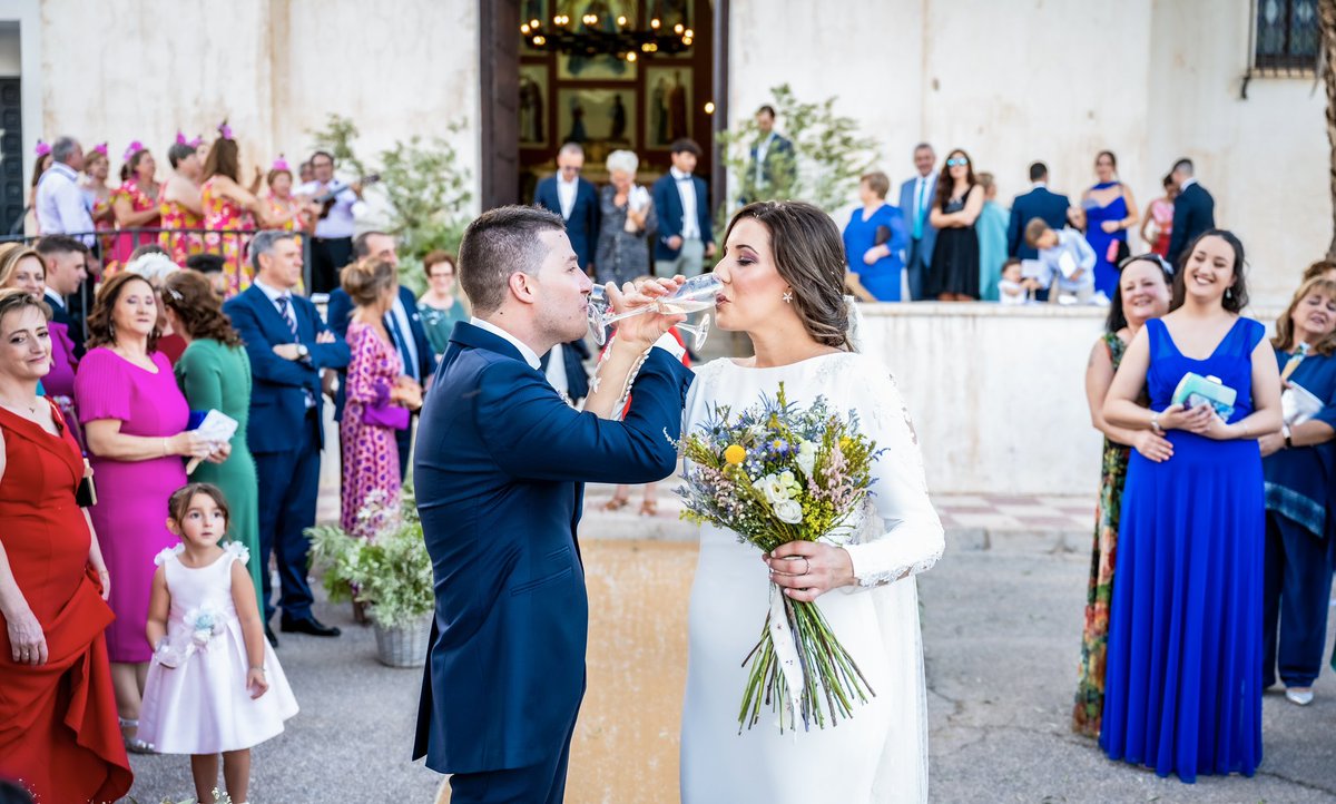 tueVentodronGr's tweet photo. “Si me dieran a pedir tres deseos, tres veces te pediría”.
Enlace de “Cristina & Antonio” 10/9/22 💐🗝️❤️
#reciencasados #wedding #ceremoniasreligiosas #parroquiaSanIsidroLabrador #Granada #Fuensanta #parejasbonitas #weddingday #Tueventodron #alejandrofdezvr #weddinginspiration https://t.co/bHpT12nvr7