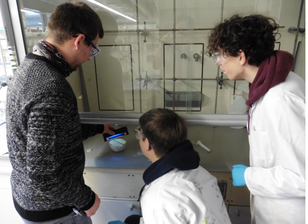 SusCentreBay's tweet photo. Schülertag in der Anorganischen Chemie II: lumineszierende Kupferkomplexe werden unter UV-Licht angeschaut. 

#UniBayreuth @unibt #Chemie #AnorganischeChemie #UV #UVLicht #Lumineszenz #Universität #Studium #studieren https://t.co/hVU2iR6sJi
