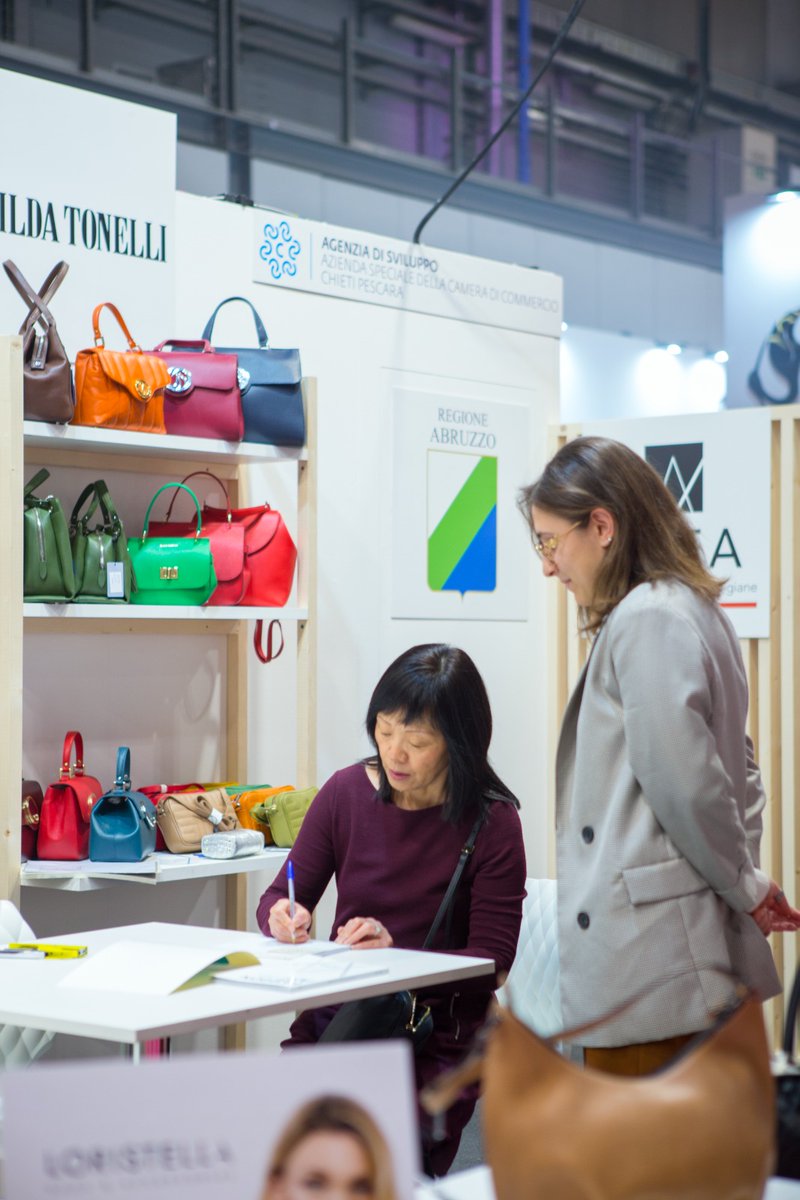 AgsvilCHPE's tweet photo. @Regione_Abruzzo presente a #Mipel #MICAM con 16 pellettieri #leather coordinati da @AgsvilCHPE. 
#Assopellettieri @ITAtradeagency 

Buyers presenti da Giappone 🇯🇵Corea del Sud 🇰🇷Emirati Arabi Uniti 🇦🇪Kazakistan🇰🇿 Israele 🇮🇱Azerbaigian🇦🇿 Croazia🇭🇷 Polonia 🇵🇱 Francia 🇫🇷  Spagna 🇪🇸 https://t.co/UxFnGaaK4R