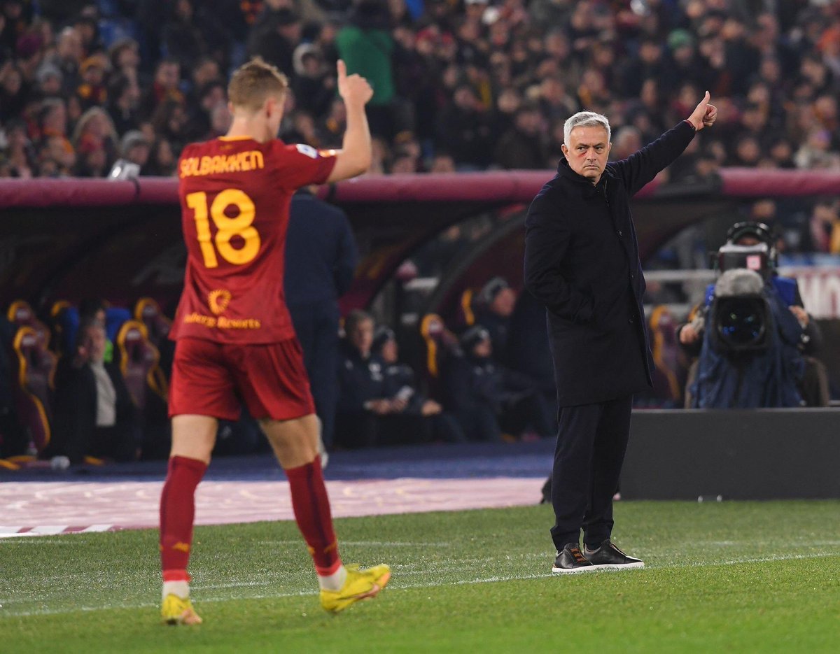 Maçtan sonra Jose Mourinho: 'Siz (medya), bize yardımcı olmuyorsunuz. Diğerleri kazanınca müthiş, biz kazanınca şanslıyız. Ben yaşlıyım, 60 yaşındayım ve çok şey kazandım, güzel sözlere ihtiyacım yok. Sahadaki çocukların güzel sözlere ihtiyaçları var. Övgüye ihtiyaçları var.'