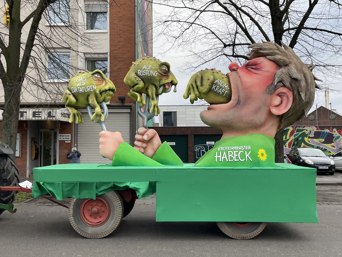Im Düsseldorfer #Rosenmontagszug wird #Habeck zum Krötenminister #karneval2023
#rosenmontag
#helau
#Düsseldorf