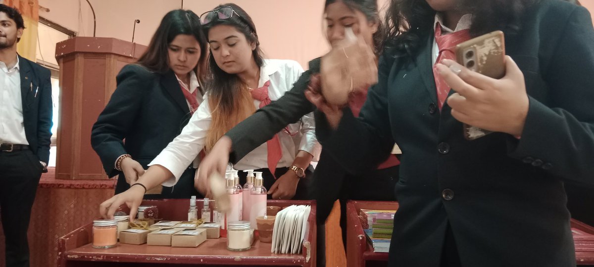 rumi_borah's tweet photo. It was a great session on women entrepreneurship at the Nerim group of institutions and encouraged to meet young minds 🌸🙏
#Janitri #Nerim #Wicci https://t.co/1Cbiqz0lYI