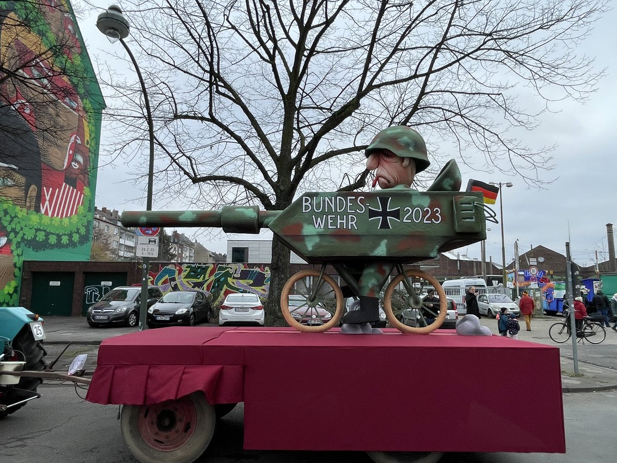 Die <a href="/BMVg_Bundeswehr/">Verteidigungsministerium</a> rollt auch im #Rosenmontagszug in #düsseldorf mit #karneval2023
#rosenmontag
#helau