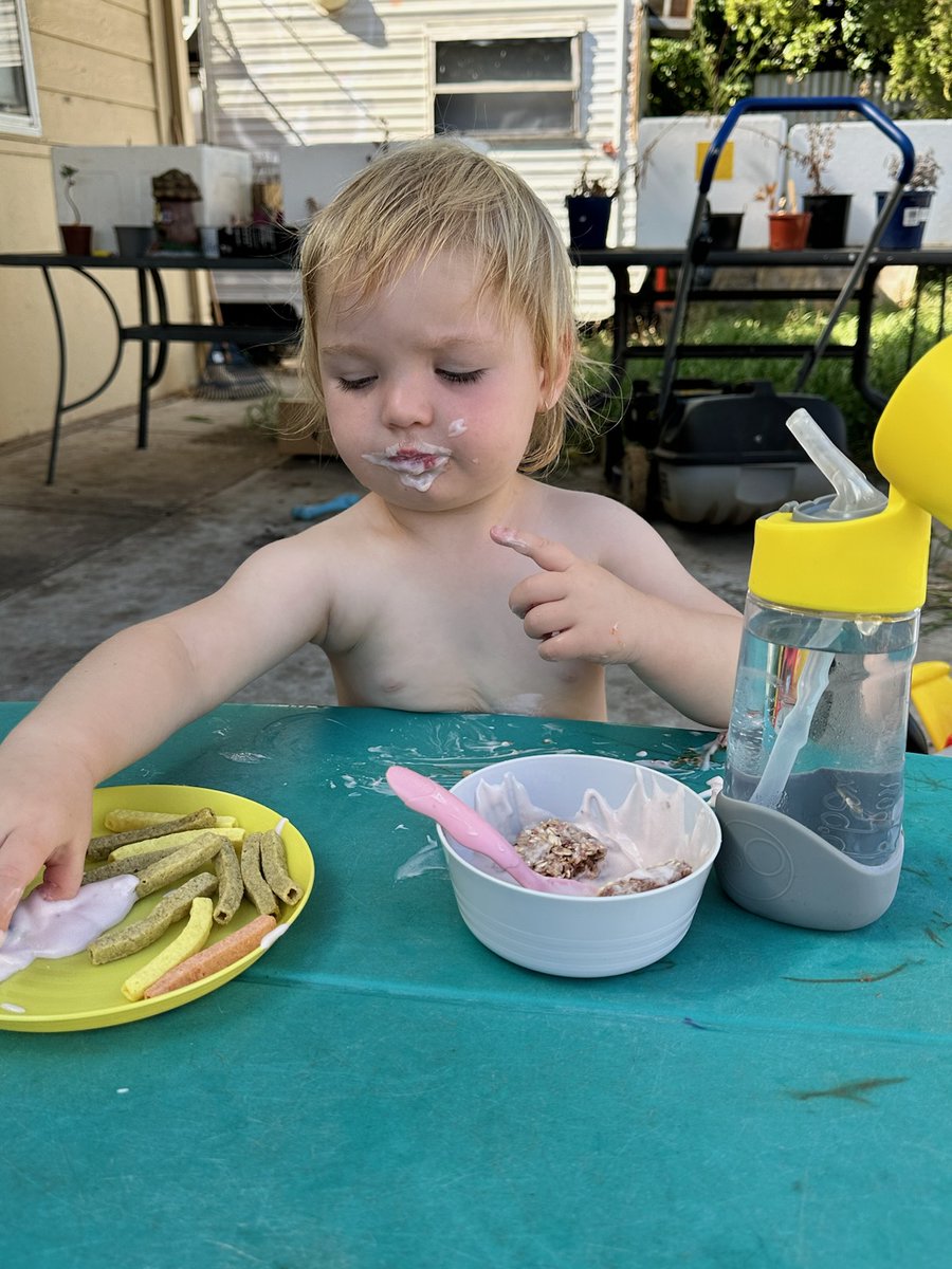 kaijuergs's tweet image. ohhhh to be topless without judgement 💀

future top surgery can't come soon enough so i can join her.

#transfamily