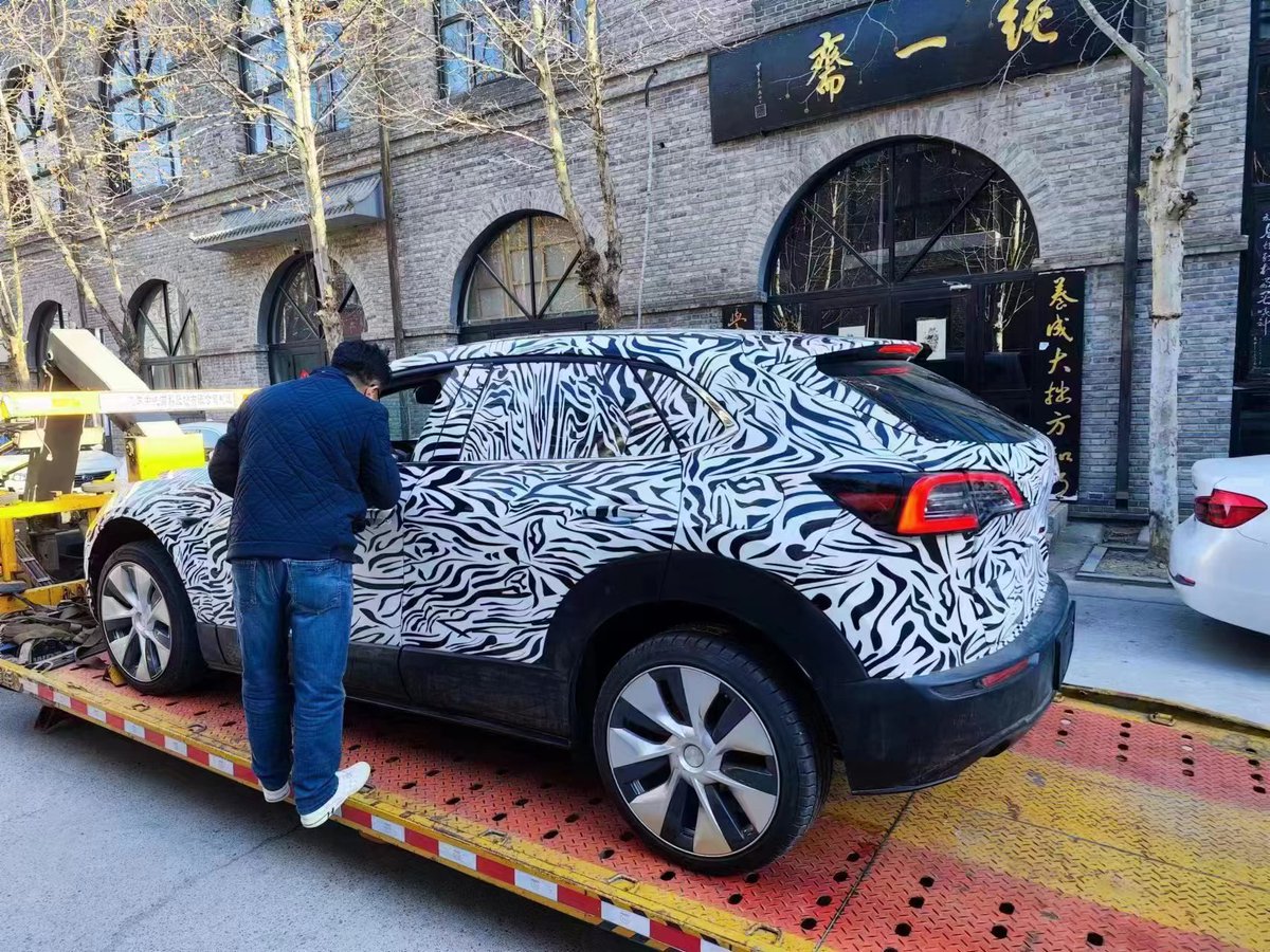 Someone has photographed a camouflaged car in China, fitted with Tesla headlights, taillights and wheels - is it a cheap model of Tesla this time?