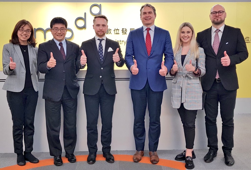 TAIWANmoda's tweet photo. Deputy Minister Yeh was delighted to host @ZemaitisKarolis &amp; the #Lithuania🇱🇹 delegation at the 𝗺𝗼𝗱𝗮. Many thanks to #Taiwan's🇹🇼 natural partners for the value-added visit. Let's #FreeTheFuture🖖 together by advancing the Gold Card, e-residency, triangular cooperation &amp; more! https://t.co/5EPTsRryAW