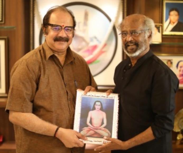 Suresh_Krissna's tweet photo. Following the massive success of the re-release of Baba, that made history with record collections among re-release films,  Rajnikanth  presented the technicians with a memento . https://t.co/KOPaQrXP5W