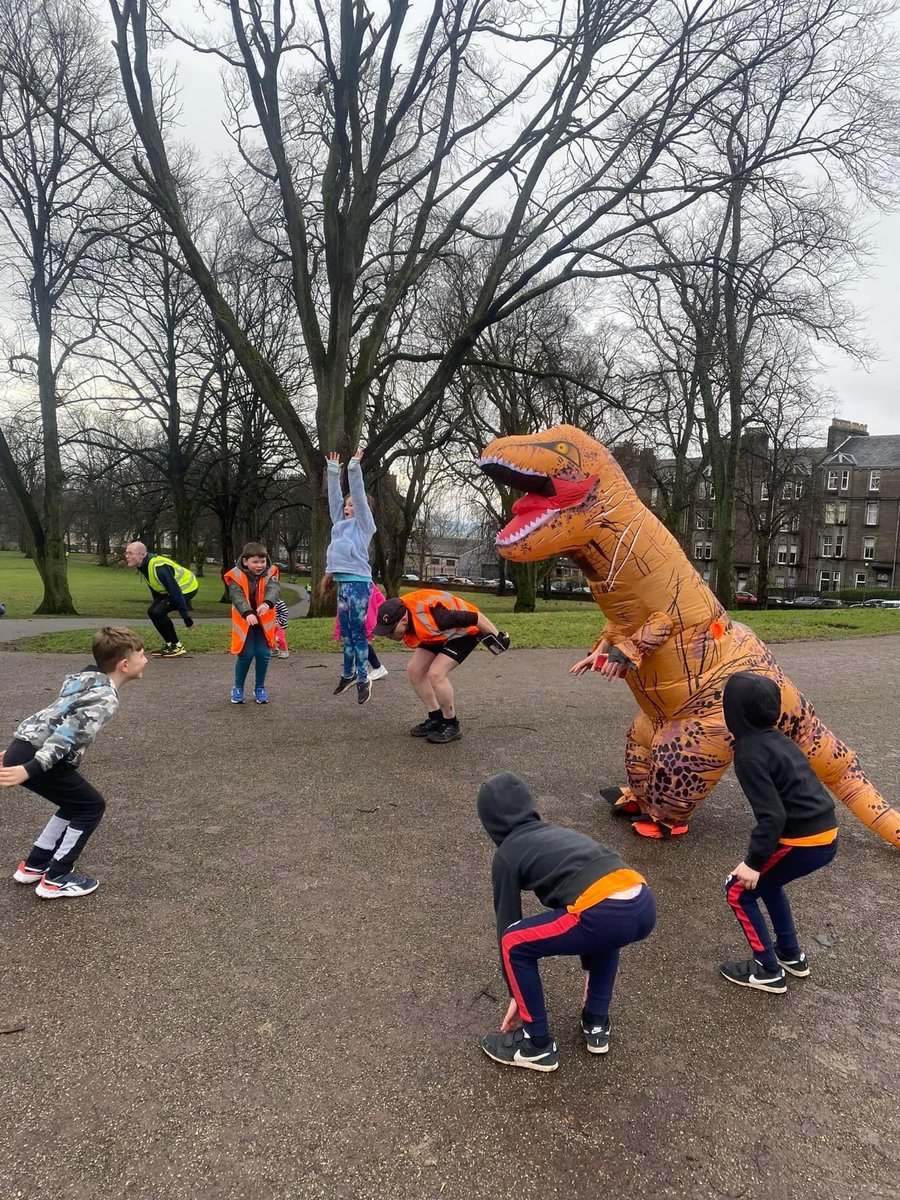 Thank you to the 7️⃣1️⃣ junior parkrunners that joined us yesterday. 

Our Run Director found a friendly T-Rex 🦖 during the course check and it joined us for the warm up 🙌🏼