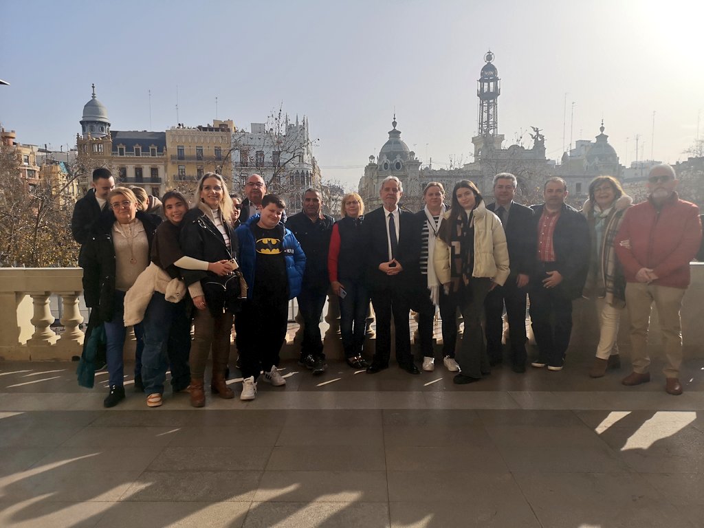 🏅El Concejal de Turismo e Internacionalización, <a href="/emilianoVLC/">Emiliano García</a>, recibe al staff de #RadioTurismo en el <a href="/AjuntamentVLC/">Ajuntament València</a>, con motivo de la entrega de premios que tendrá lugar esta noche