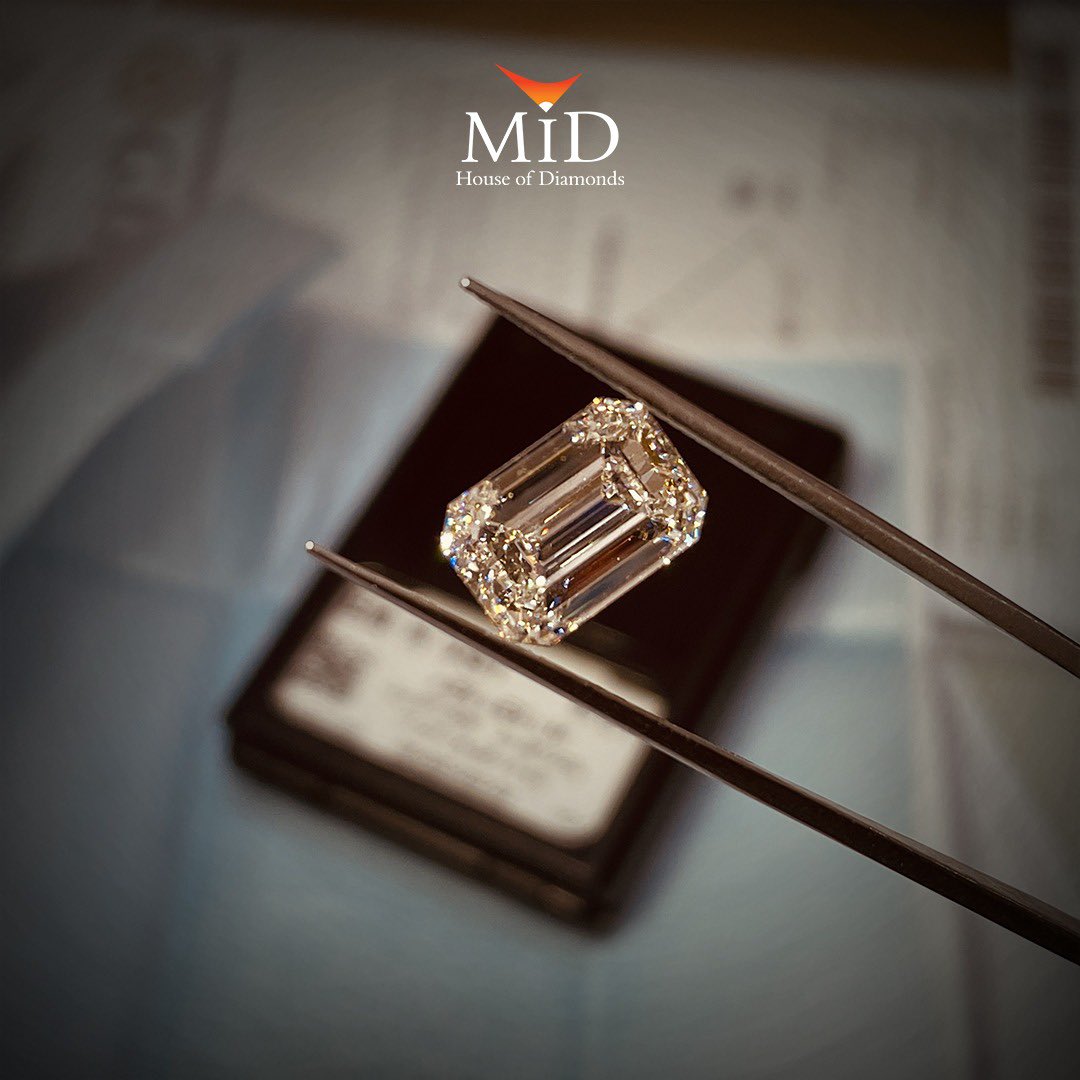 Stunning 7 ct Emerald Cut natural diamond 💎 #middiamonds #emeraldcut