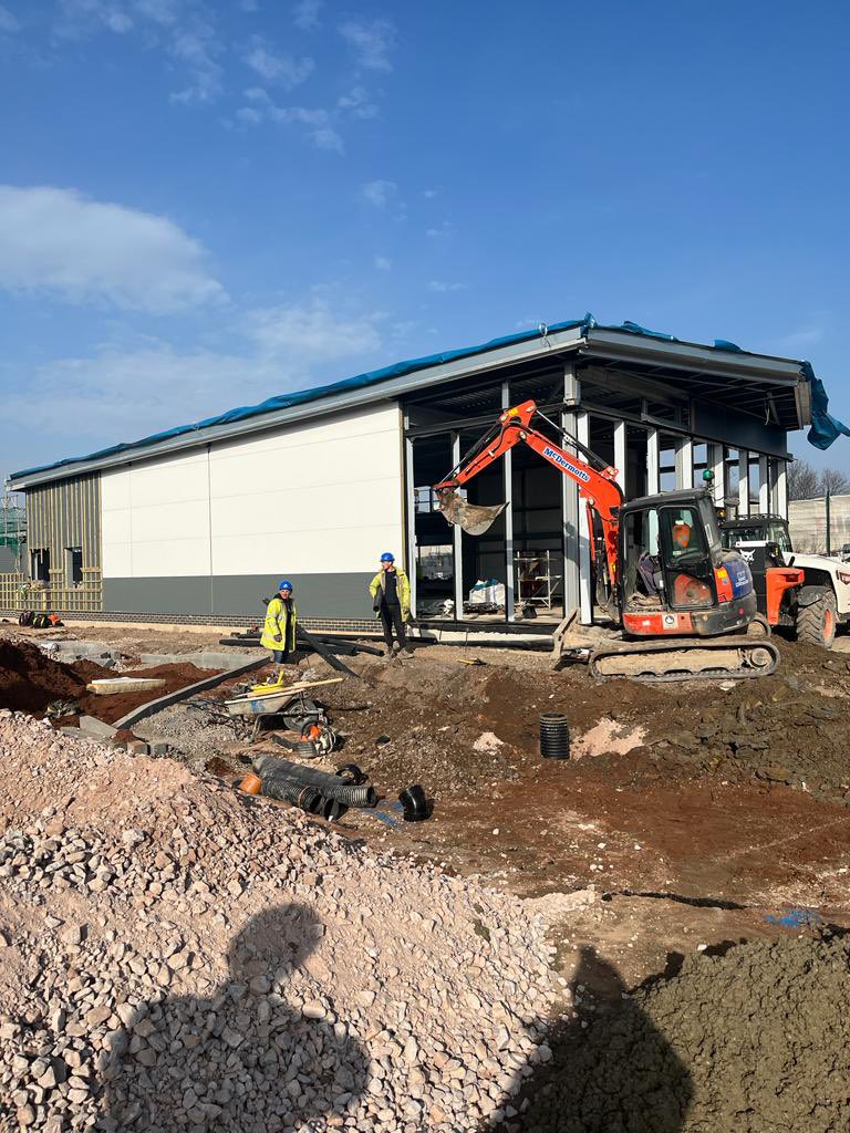 A few progress shots from last week where we are working with GMI construction to complete a Travis Perkins, KFC & Starbucks 

#tamworth #travisperkins #kfc #starbucks #construction #roofing #cladding