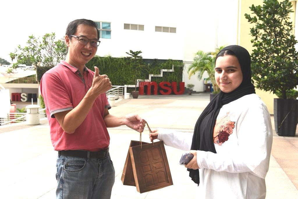 tkfong's tweet photo. Amina Tulefat, flying over from Bahrain 🇧🇭 to Malaysia 🇲🇾, is registering for her 1st year studies @MSUmalaysia almost lost her passport &amp; was later returned by Mr. Tan Sze Khee, a kind &amp; humane @GrabMY driver.
@MSUGlobalAffair
https://t.co/mH4Bmp1D9E
https://t.co/MyKZng1Ppe https://t.co/Lb9TaXXTy9