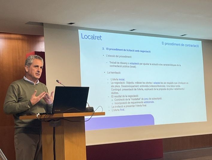localret's tweet photo. /3 Seguidament, Joan Bosch, cap de l’Àrea de Contractació de #Localret, explica l'objectiu i les funcionalitats de l’eina de seguiment, control i planificació dels contractes. https://t.co/zvInQOGU6E